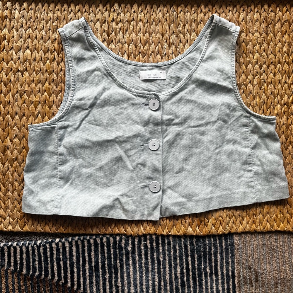 OAK + FORT Gray Sleeveless Buttoned Crop Tank Top